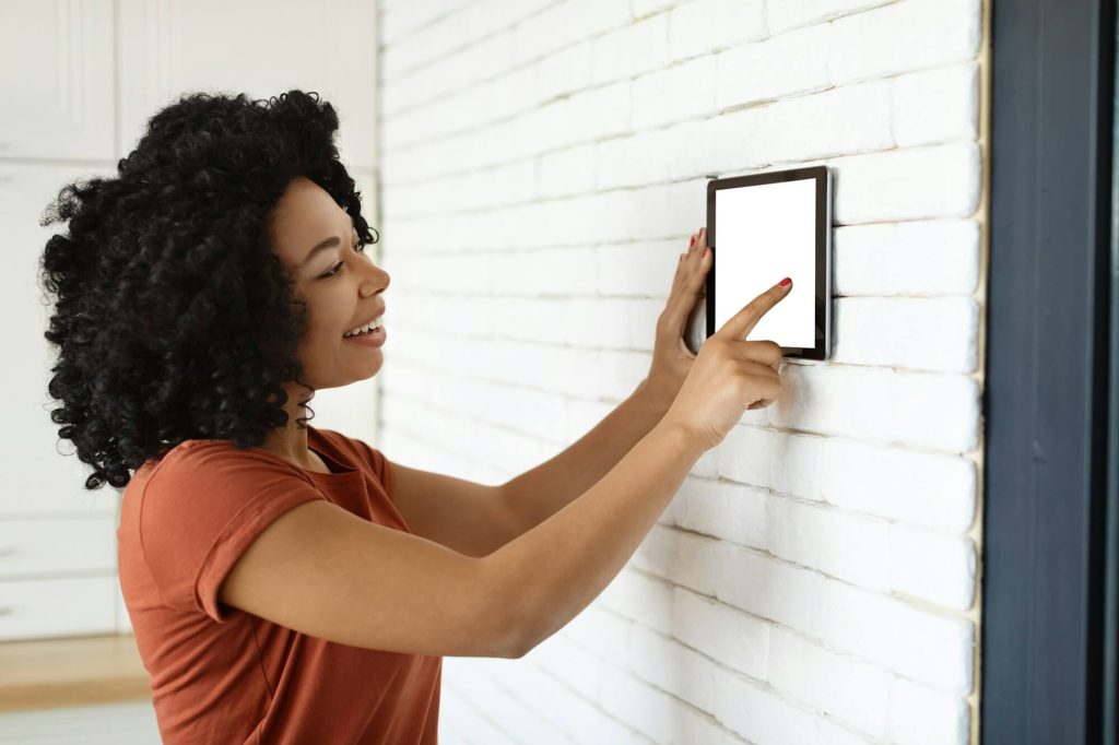 Frau nutzt ein digitales Tablet für Smart-Home-Einstellungen