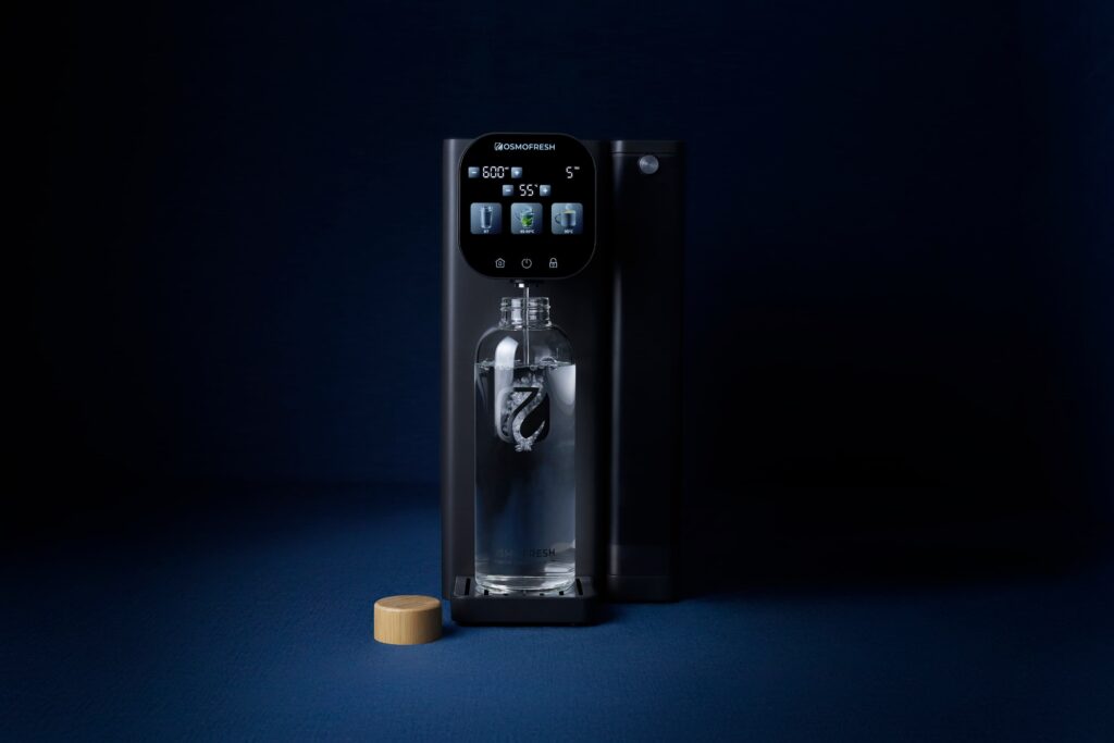 PureElite Elegance beim Befüllen einer Glasflasche mit gefiltertem Trinkwasser